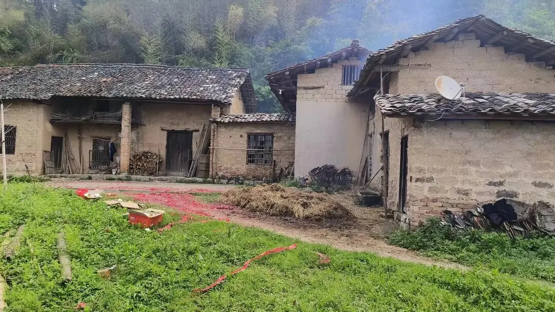 舅公家荒废的旧宅,也是我奶奶出生的地方