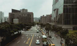 Featured image of post Why Is There Almost No Discussion About 'Slowing Down Traffic' in China?